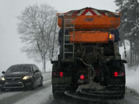 永远的污染物道路盐造成了一个冰冷的困境我们是保护司机还是保护我们的淡水