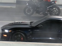  两辆福特野马ShelbyGT500拖拽NinjaH2R和道奇Hellcat结果令人捧腹